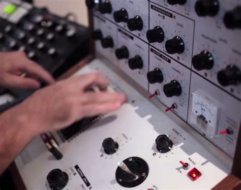 What Are Synths in Music: A Journey into the World of Synthesizers